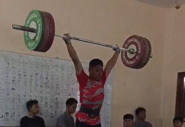 ANGKAT BARBEL: Lifter PPLP Kalsel diharuskan tetap jaga kondisi walaupun tak lagi latihan bersama sejak merebaknya pandemi Corona.