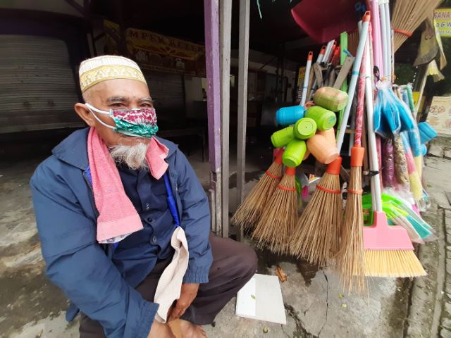 TERUS BERUSAHA: Ardiansyah atau Kai Janggut, beristirahat di depan sebuah kios di kawasan Jalan S Parman, Banjarmasin, kemarin (13/4).