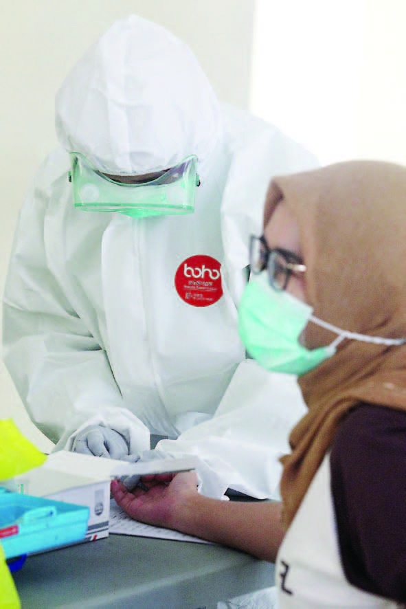 PENGUJIAN AWAL: Proses pengambilan darah untuk uji cepat. | DOK/JPG