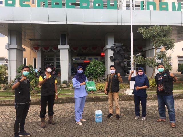 SEMANGAT KEPEDULIAN: Relawan Radar Banjar Peduli bersama dengan relawan HSE menyerahkan sejumlah APD dan cairan handsanitizer kepada pihak RSD Idaman Banjarbaru. | Foto: Radar Banjar Peduli