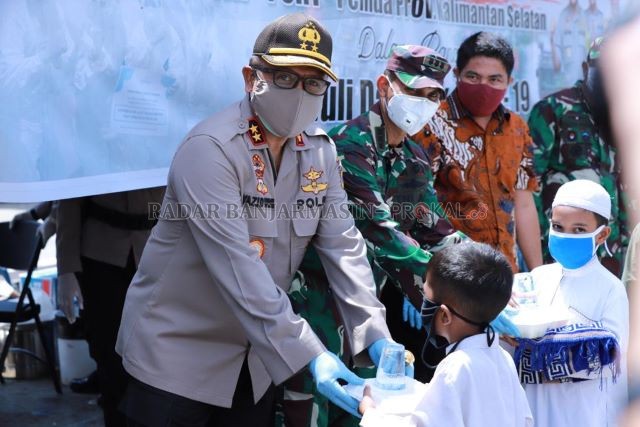 SOLIDARITAS: Kapolda Kalsel menyerahkan nasi kotak untuk anak-anak di sekitar lingkungan Masjid Jami Sungai Jingah. | FOTO: ENDANG SYARIFUDDIN/RADAR BANJARMASIN