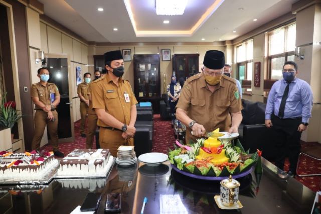 SYUKURAN: Wakil Bupati Tanah Bumbu H Ready Kambo melakukan syukuran hari lahirnya ke-79, Senin (13/4). (Foto Diskominfo Tanbu For Radar Banjarmasin).