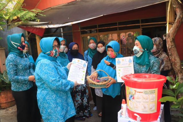 Ketua Tim Penggerak PKK Kota Banjarbaru Hj Ririen Nadjmi Adhani, didampingi Wakil Ketua I TP PKK Kota Banjarbaru Hj Eny Apriyati Darmawan Jaya dan Sekretaris TP PKK Kota Banjarbaru, Sri Lailana beserta pengurus TP PKK Kota Banjarbaru saat memberikan imbau