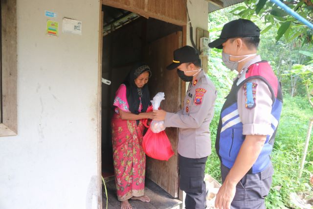 TERBANTU: Salah satu warga di Kecamatan Tapin Selatan mendapatkan paket sembako.
