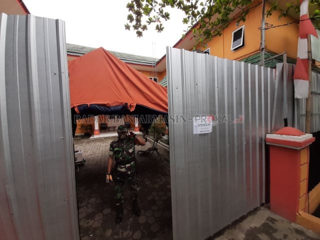Pamflet penolakan yang ditempel warga Kayu Tangi II beberapa waktu yang lalu, terkait penggunaan Balai Diklat menjadi Rumah Karantina ODP. | Foto: Wahyu Ramadhan/Radar Banjarmasin