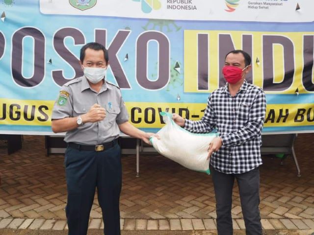 BANTUAN: Ketua DPC PDI-Perjuangan Kabupaten Tanah Bumbu Saipul Rahman (kanan) menyerahkan bantuan Wakil Ketua DPRD Kalsel M Syaripuddin yang diterima Kepala Pelaksana BPBD Eryanto Rais. (Foto Diskominfo Tanbu For Radar Banjarmasin).