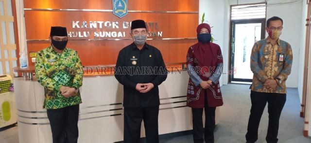 KASUS PERTAMA: Bupati Hulu Sungai Selatan (HSS) Achmad Fikry dan Wabup Syamsuri Arsyad serta Sekda M Noor menghadiri pengumuman pasien pertama Covid-19 di HSS, kemarin. Juru Bicara Tim Gugus Tugas Percepatan, Pencegahan dan Penanganan Covid-19 Kabupaten H