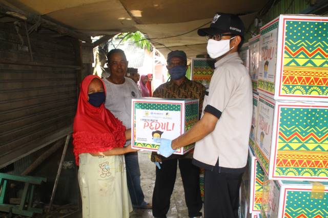 PEDULI: Agar tidak mengumpulkan massa, target penerima bantuan telah didata. Langsung diantarkan ke rumah yang memerlukan.