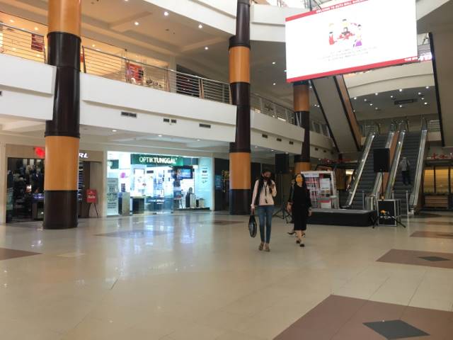 TAK SABAR: Suasana di Duta Mall Banjarmasin, kemarin. Meski pemerintah mengimbau agar masyarakat mengurangi kegiatan di luar rumah dan menghindari tempat ramai, banyak juga warga yang mendatangi mall karena mengaku bosan di rumah. | Foto: M OSCAR FRABY/RA