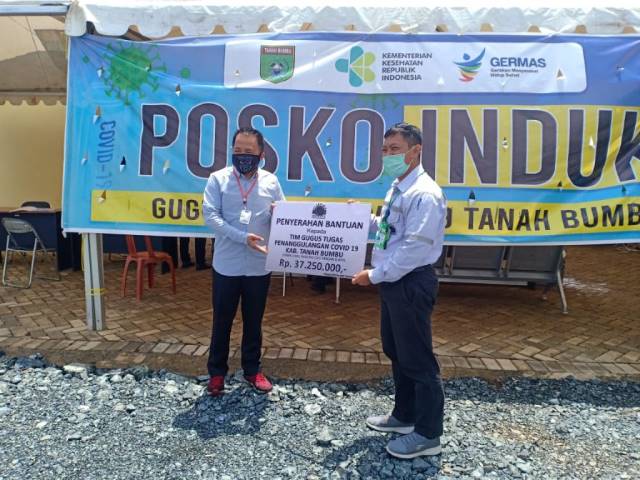 TERIMA BANTUAN: Bupati Tanbu H Sudian Noor (kiri) menerima bantuan dari PT Arutmin Indonesia Site Batulicin. (Foto Diskominfo Tanbu For Radar Banjarmasin).