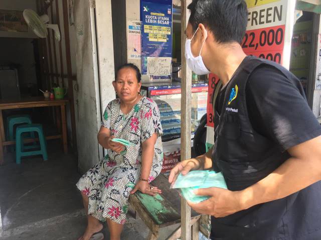 BAGI MASKER: Relawan Radar Banjar Peduli (RBP) membagikan masker kain gratis kepada warga Banjarbaru yang ditemui tidak mengenakan masker pada Jumat (17/4) siang. | FOTO: RBP FOR RADAR BANJARMASIN