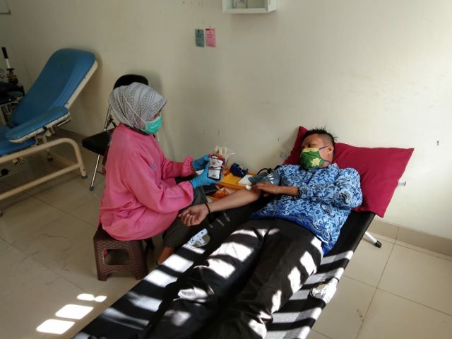 Para pegawai di Lingkungan Pemerintah Kota Banjarbaru saat berpartisipasi mendonorkan darah mereka di Instalasi Transfusi Darah RSD Idaman Kota Banjarbaru, Jumat (17/4) tadi. | HUMAS DAN PROTOKOL PEMKO BANJARBARU
