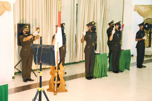 BERJARAK: Prosesi pengambilan sumpah siswa Pendidikan Pertama (Diktama) Tamtama TNI AD Gelombang II tahun 2019 di Mako Rindam VI/Mlw Banjarbaru pada Sabtu (18/4) dilakukan dengan menerapkan Physical Distancing dan protokol pencegahan Covid-19 | Foto: Rind