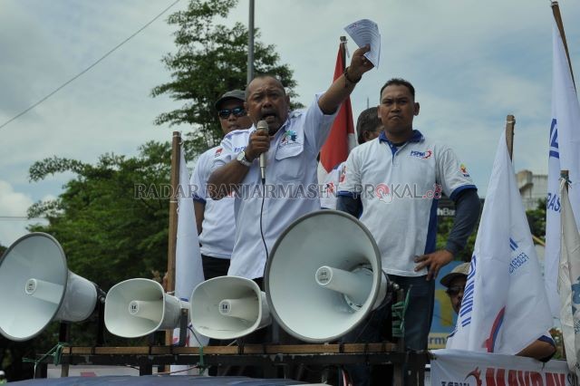 SIAP DEMO LAGI: Yoeyoen Indharto saat berorasi di sebuah demo. | FOTO: SYARAFUDIN/RADAR BANJARMASIN