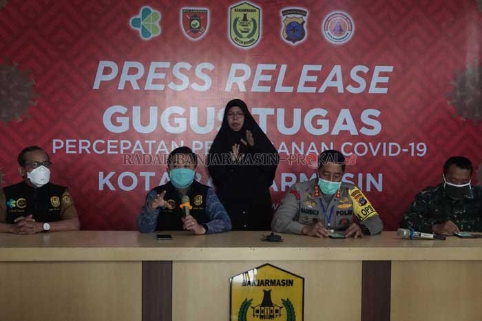 BERIKAN KEJELASAN: Wali Kota Banjarmasin, Ibnu Sina, memberikan keterangan terkait penerapan PSBB. | Foto: Wahyu Ramadhan/Radar Banjarmasin