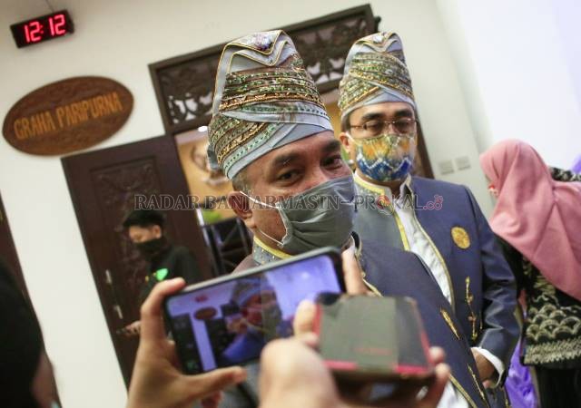 SOAL PSBB: Walikota Banjarbaru, Nadjmi Adhani yang juga merangkap sebagai Ketua Gugus P3 Covid-19 Kota Banjarbaru, usai Rapat Paripurna Istimewa HUT Ke-21 Kota Banjarbaru di Gedung DPRD Banjarbaru. | Foto: Muhammad Rifani/Radar Banjarmasin