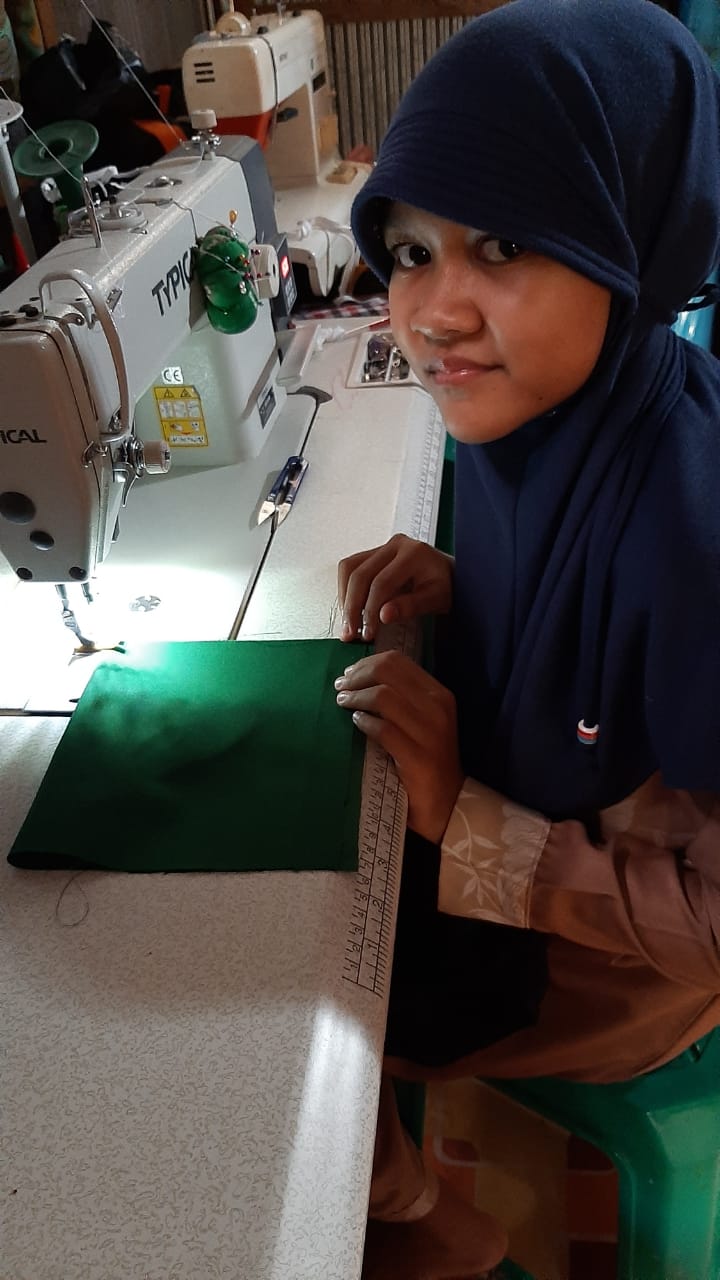 TERAMPIL: Najwa Aqila Asyifa bersama mesin jahit yang menemaninya menghabiskan waktu selama aktivitas belajar di rumah saja. | Foto: Latifah for Radar Banjarmasin