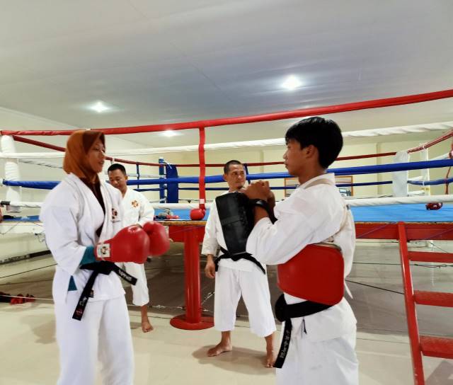 JAGA JARAK: Latihan cabor Kempo menghindari kontak bodi demi mencegah penularan corona