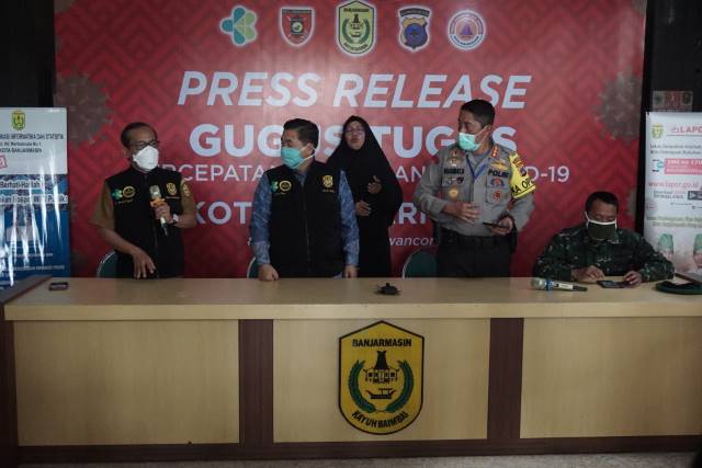 JUMPA PERS: Juru Bicara Tim Gugus Tugas COVID-19 Banjarmasin, Machli Riyadi (memegang mikrofon) dalam konferensi pers di Balai Kota, kemarin. | FOTO: WAHYU RAMADHAN/RADAR BANJARMASIN
