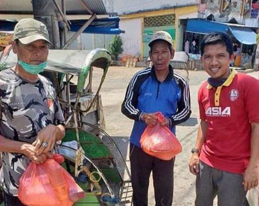 PEDULI SESAMA: Legenda Barito Putera Frans Sinatra Huwae, Isnan Ali, dan Meidiansyah membagikan sembako gratis untuk masyarakat yang terdampak secara ekonomi akibat pandemic coronavirus.