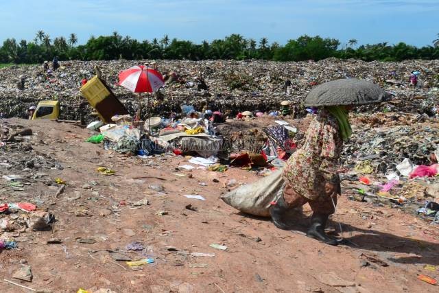 PEMBUANGAN AKHIR: Pemulung menyeret karung sampah di TPA Basirih, Jalan Gubernur Subarjo. | FOTO: WAHYU RAMADHAN/RADAR BANJARMASIN