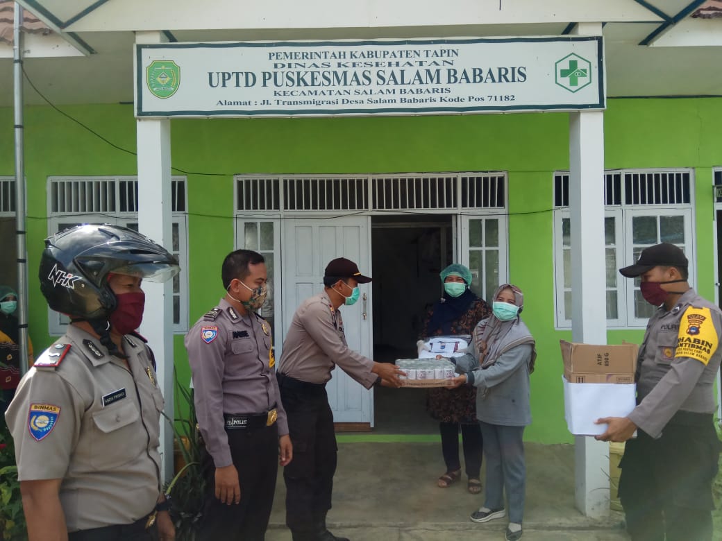 Polsek Salam Babaris, memberikan APD dan ektra pudding kepada petugas medis di Puskesmas Salam Babaris. | Foto: Polsek Salba For Radar Banjarmasin.