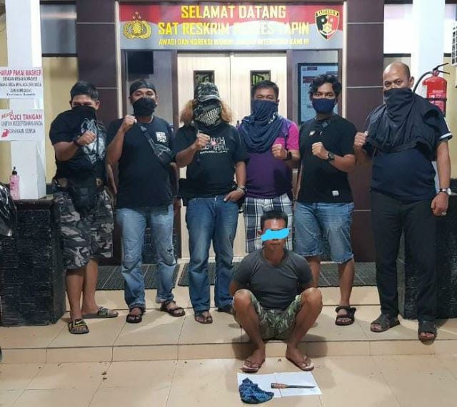 REBUT SENJATA: Arbain (duduk), usai diringkus aparat kepolisian. Akibat perkelahian, ia menewaskan nyawa Ferdi di Margasari Hilir, Kecamatan Candi Laras Utara, Kabupaten Tapin. | Foto: Sat Reskrim Polres Tapin For Radar Banjarmasin