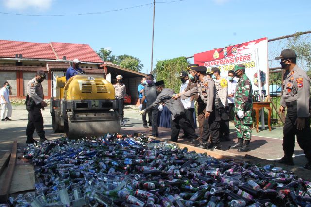 SANKSI RINGAN: Ribuan miras dimusnahkan Polres Tabalong usai pelakunya divonis pengadilan.