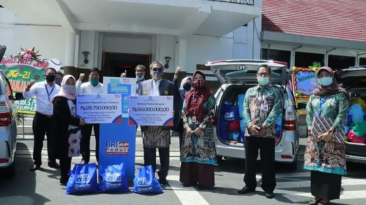 BANTUAN BRI: Wakil Walikota Banjarbaru H Darmawan Jaya Setiawan saat menerima bantuan peduli bencana dari Bank BRI Cabang Martapura di Halaman Balai Kota Banjarbaru, Senin (20/4) tadi. | FOTO: HUMAS DAN PROTOKOL PEMKO BANJARBARU
