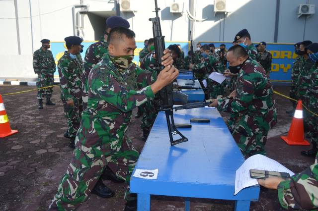 CEKATAN: Prajurit Lanal dalam lomba adu tangkas bongkar pasang senapan laras panjang SS1-V1. | FOTO: LANAL BANJARMASIN FOR RADAR BANJARMASIN