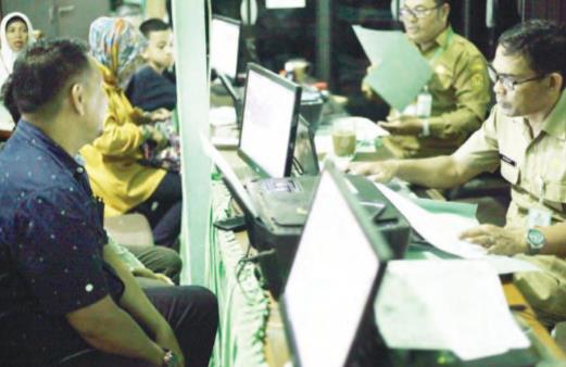 DAFTAR SEKOLAH: Orangtua dan calon siswa mendaftarkan anaknya ke sekolah, tahun ajaran yang lalu. Menghindari kerumunan massa, PPDB bakal dibuat hampir seluruhnya online.