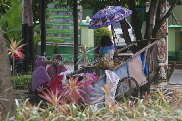 MANGKAL: Pada hari pertama ibadah puasa kemarin (24/4), terlihat beberapa gerobak pemulung parkir di pinggir jalan utama. Ditunggui empunya gerobak yang turut membawa anak-anak. | Foto: Muhammad Rifani/Radar Banjarmasin