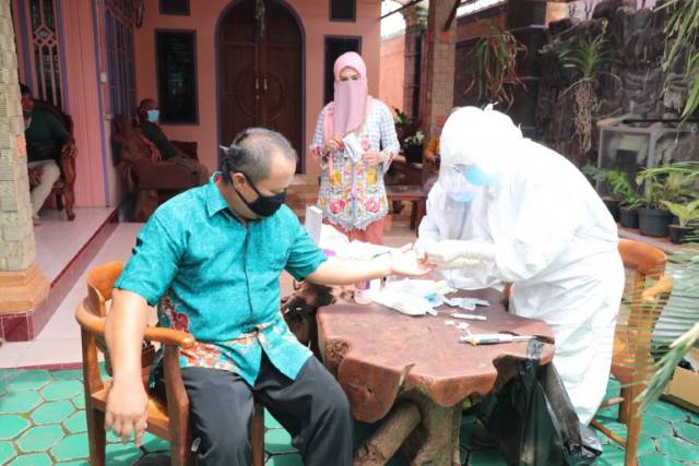 RAPID TEST: Dinas Kesehatan Kabupaten Tanah Bumbu menggelar Rapid Test di kediaman Bupati Tanah Bumbu H Sudian Noor. (Foto Diskominfo Tanbu For Radar Banjarmasin).