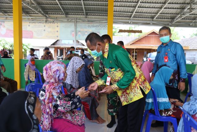 BLT: Nafsiah merasa senang mendapatkan bantuan BLT yang diserahkan Bupati Tala Sukamta