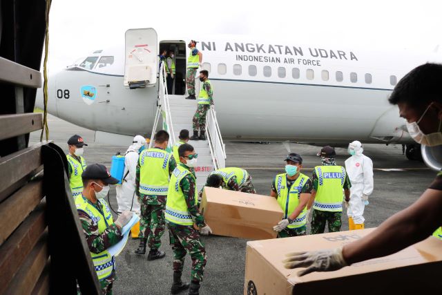 BANTUAN LAGI: Petugas saat menurunkan ribuan alat pelindung diri (APD) bantuan dari Kementerian Kesehatan (Kemenkes) RI yang tiba di Lanud Sjamsudin Noor, Sabtu (25/4) tadi. | Foto: LANUD SYAMSUDIN NOOR/RADAR BANJARMASIN
