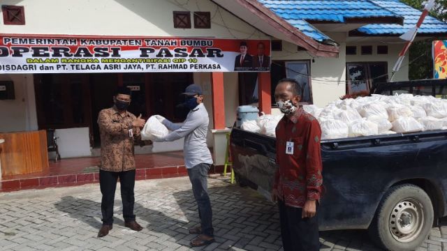 OPERASI PASAR : Pemerintah Kabupaten Tanah Bumbu melalui Dinas Perdagangan dan Industri (Disdagri) menggelar operasi pasar untuk kebutuhan barang pokok yang sangat vital bagi masyarakat. (Foto Diskominfo Tanbu For Radar Banjarmasin).