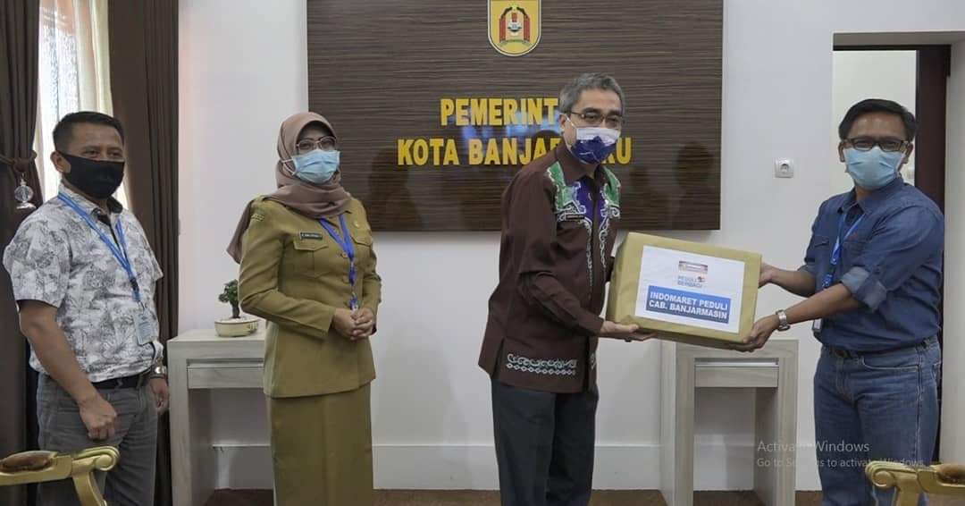 BANTUAN: Wakil Walikota Banjarbaru H Darmawan Jaya Setiawan saat menerima Corporate Social Responsibility (CSR) berupa 500 masker dan 34 sabun cuci tangan dari jajaran Indomaret di ruang tamunya, Selasa (21/4) tadi. | FOTO: HUMAS DAN PROTOKOL PEMKO BANJAR