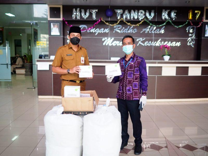 SERAHKAN APD: Ketua Yayasan Haji Maming Syafruddin H Maming (kanan) menyerahkan 400 alat pelindung diri dan seribu alat rapid test kepada Sekda Tanbu H Rooswandi Salem, kemarin. (Foto Istimewa For Radar Banjarmasin).