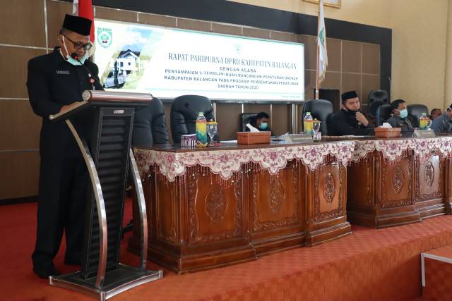 PENYAMPAIAN: Sekdakab Balangan Ir Ruskariadi saat menyampaikan sembilan Raperda di depan para anggota DPRD Balangan | FOTO: WAHYUDI/RADAR BANJARMASIN.