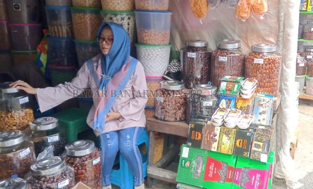 SEPI: Pandemi menciptakan dampak ekonomi yang luar biasa. Dagangan kurma di Pasar Sudimampir kini sepi. Tak peduli sedang bulan puasa. | FOTO: ENDANG SYARIFUDDIN/RADAR BANJARMASIN