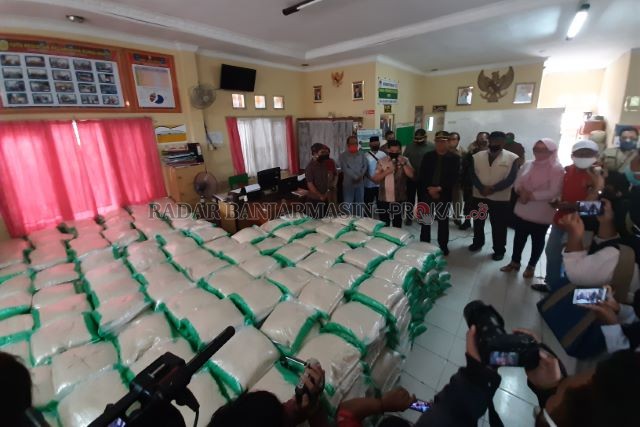 TUMPUKAN BERAS: Wali Kota Banjarmasin Ibnu Sina memantau paket bantuan PSBB di Kelurahan Surgi Mufti, Banjarmasin Utara, kemarin (28/4). | FOTO: WAHYU RAMADHAN/RADAR BANJARMASIN