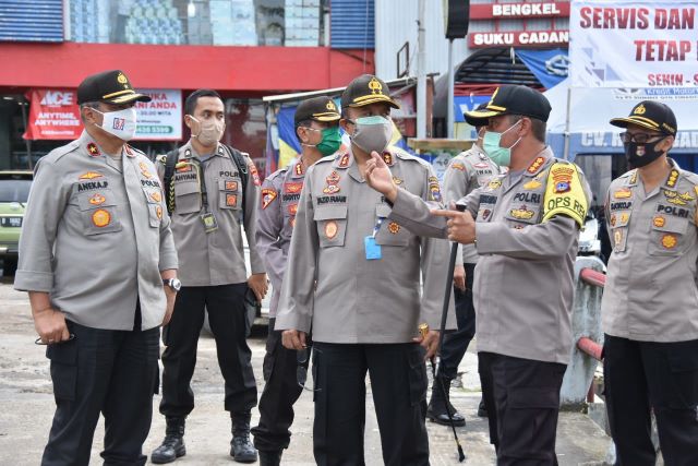 TURUN KE LAPANGAN: Kapolda Kalsel Irjen Yazid Fanani memantau posko PSBB di pal enam, (28/4). | FOTO: HUMAS POLDA KALSEL FOR RADAR BANJARMASIN