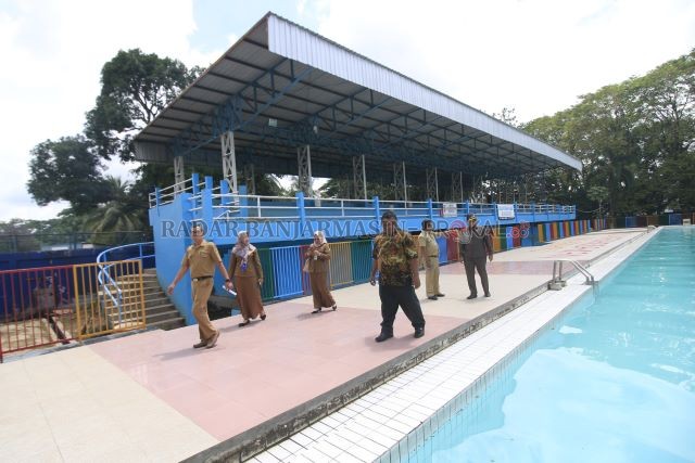 DITUTUP: Rombongan DPRD Banjarbaru dan Disporabudpar saat melakukan peninjauan di Kolam Renang Idaman. | Foto: Muhammad Rifani/Radar Banjarmasin