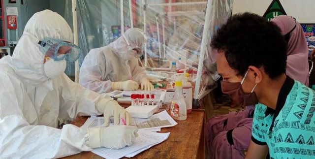 RAPID TEST: Kecamatan Simpang Empat melaksanakan rapid test kepada seluruh jajarannya, kelurahan, polsek dan koramil di halaman kantor kecamatan, Senin (27/4). (Foto Istimewa For Radar Banjarmasin).