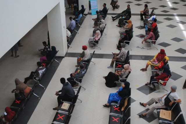 JAGA JARAK: Suasana antrean di RSD Idaman Banjarbaru, beberapa waktu lalu. Pihak RS menerapkan social distancing untuk meminimalisir penularan Covid-19 dengan memberi jarak tempat duduk para pasien menggunakan tanda silang. | FOTO: SUTRISNO/RADAR BANJARMA