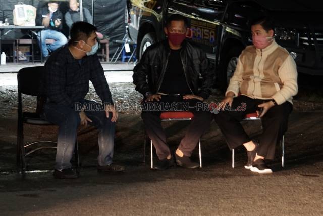 NGOBROL: Wali Kota Banjarmasin Ibnu Sina bersama Wakapolresta Banjarmasin Sabana Atmojo dan Kabag Ops Polresta Banjarmasin Kompol Rijali (kiri), Selasa (28/4) malam saat memantau Posko PSBB pal enam. | FOTO: WAHYU RAMADHAN/RADAR BANJARMASIN