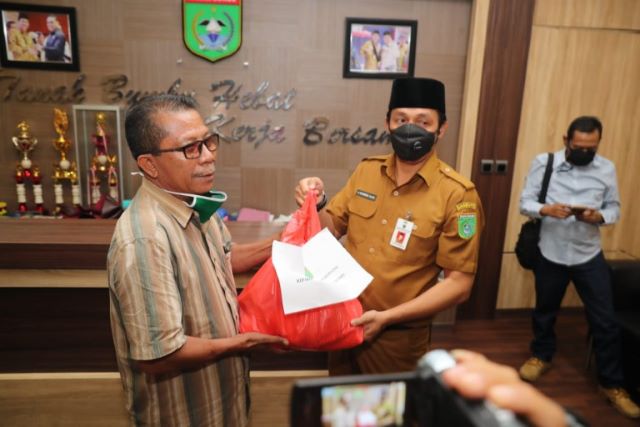 Sekda Tanah Bumbu, Rooswandi Salem (kanan masker hitam)