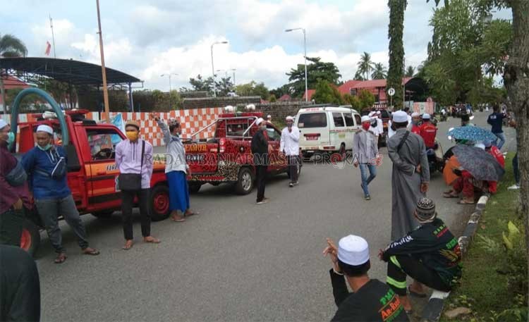 MENUNGGU: Suasana Jalan Angkasa di depan gerbang Lanud Syamsudin Noor, sejumlah anggota pemadam kebakaran (damkar) tiba untuk menjemput jenazah Ulama kharismatik asal Banjarmasin H Zuhdiannor. | FOTO: SUTRISNO/RADAR BANJARMASIN