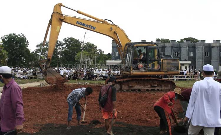 DIPADATI JEMAAH: Kawasan Kota Citra Graha (KCG) Km 17.5 Liang Anggang Kota Banjarbaru dipadati jemaah. Mereka berbondong-bondong menuju Masjid Harun Aliyah KCG untuk melihat prosesi pemakaman almarhum KH Zuhdiannor yang direncanakan akan dimakamkan d sini