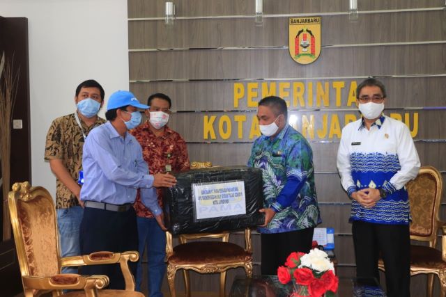 SINERGI: PT Pamapersada Nusantara bersama grup menyerahkan bantuan berapa Alat Pelengkap Diri (APD) kepada Pemko Banjarbaru yang diterima langsung oleh Walikota Banjarbaru, Nadjmi Adhani dan wakilnya, Darmawan Jaya pada Kamis (30/4). Bantuan ini dimaksudk